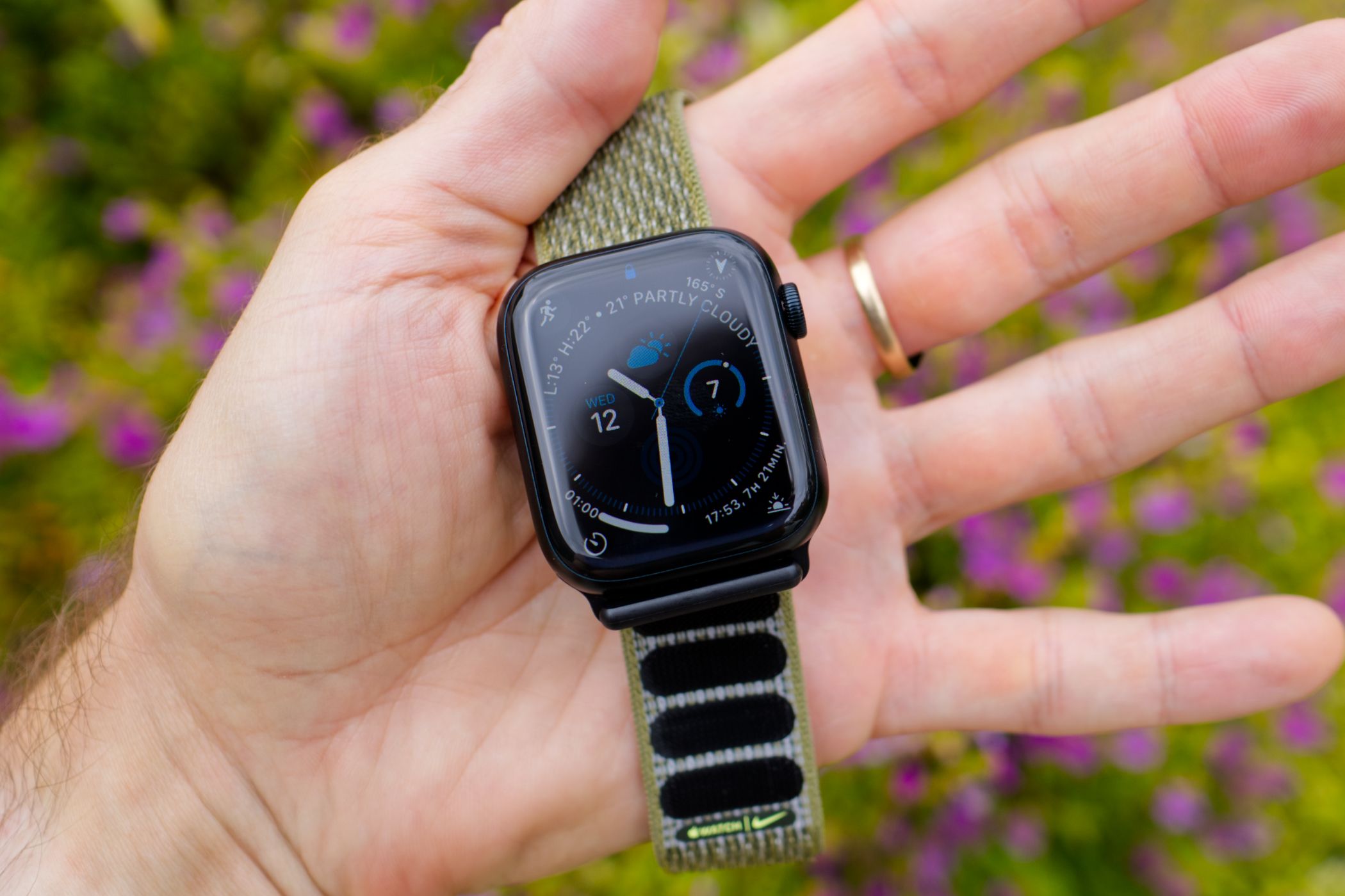 Apple Watch Stuck on the Apple Logo? Try These Fixes