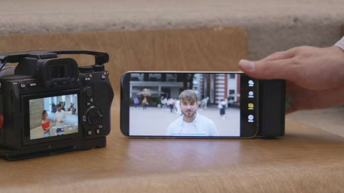 SwitchLens: Camera is compatible with many lenses and uses the screen of a smartphone