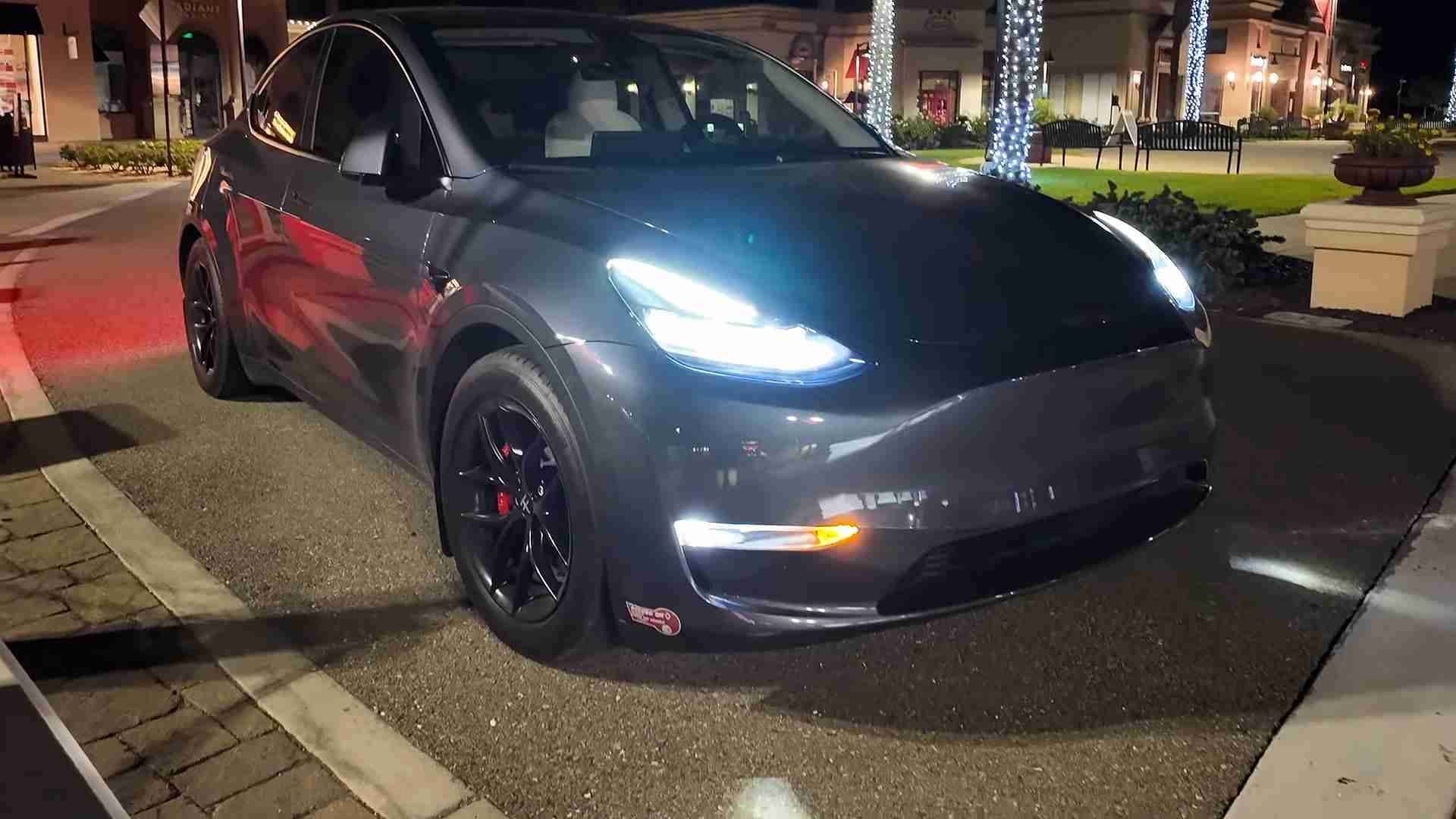 Model Y with new Actually Smart Summon autopark feature aces the roundabout test